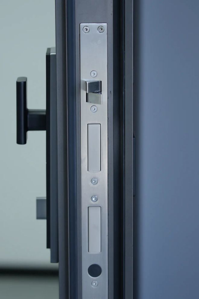 全屋智能联动 王力机器人防盗门X60Pro重新定义门行业标杆麻将胡了2游戏入口测评｜航天级遥感解锁+智动开门+智能防夹+(图1)